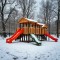 Зимняя детская горка во дворе